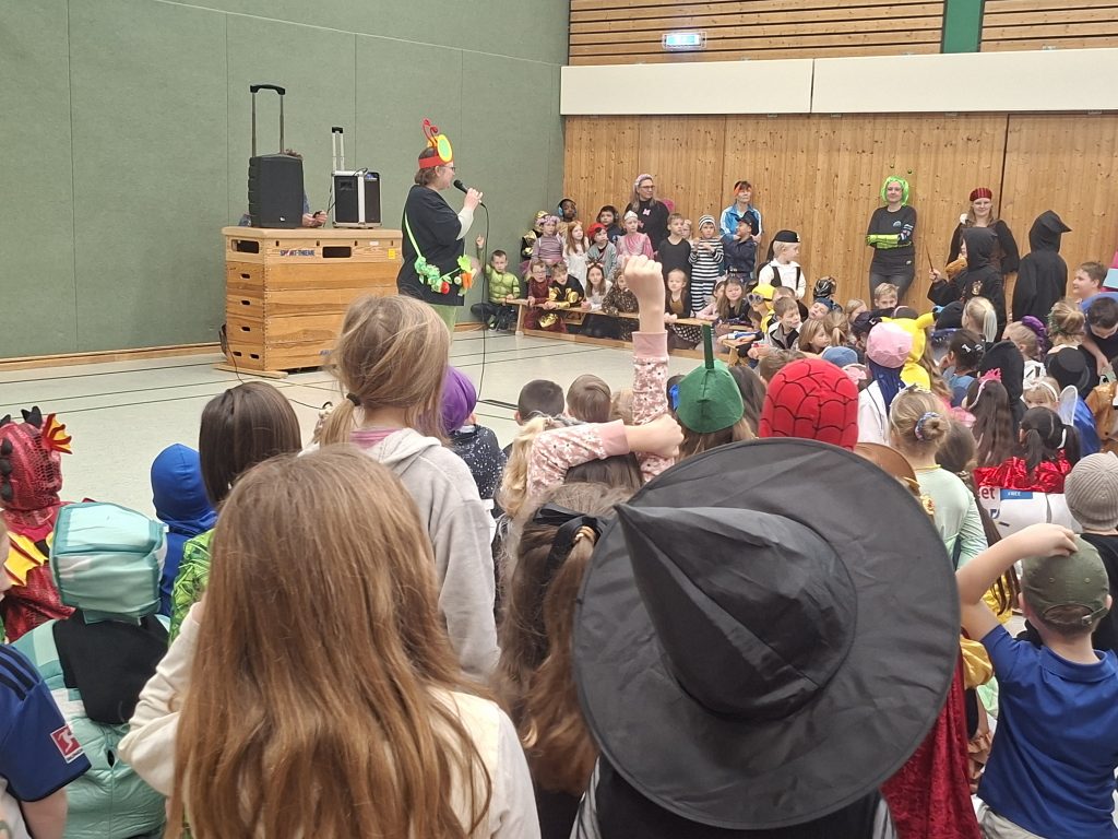 Lustige und schaurige Masken, verrückte Perücken und fantasievolle Kostüme - Kinder und Schulteam haben Spaß beim Winterfest 20260213 091332