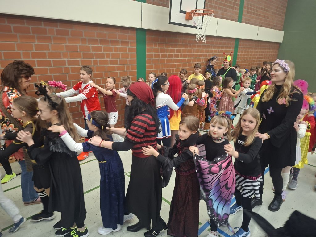 Lustige und schaurige Masken, verrückte Perücken und fantasievolle Kostüme - Kinder und Schulteam haben Spaß beim Winterfest 20260213 092646