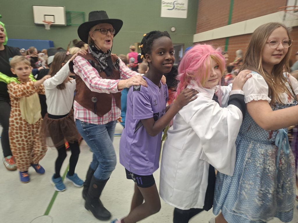 Lustige und schaurige Masken, verrückte Perücken und fantasievolle Kostüme - Kinder und Schulteam haben Spaß beim Winterfest 20260213 092651