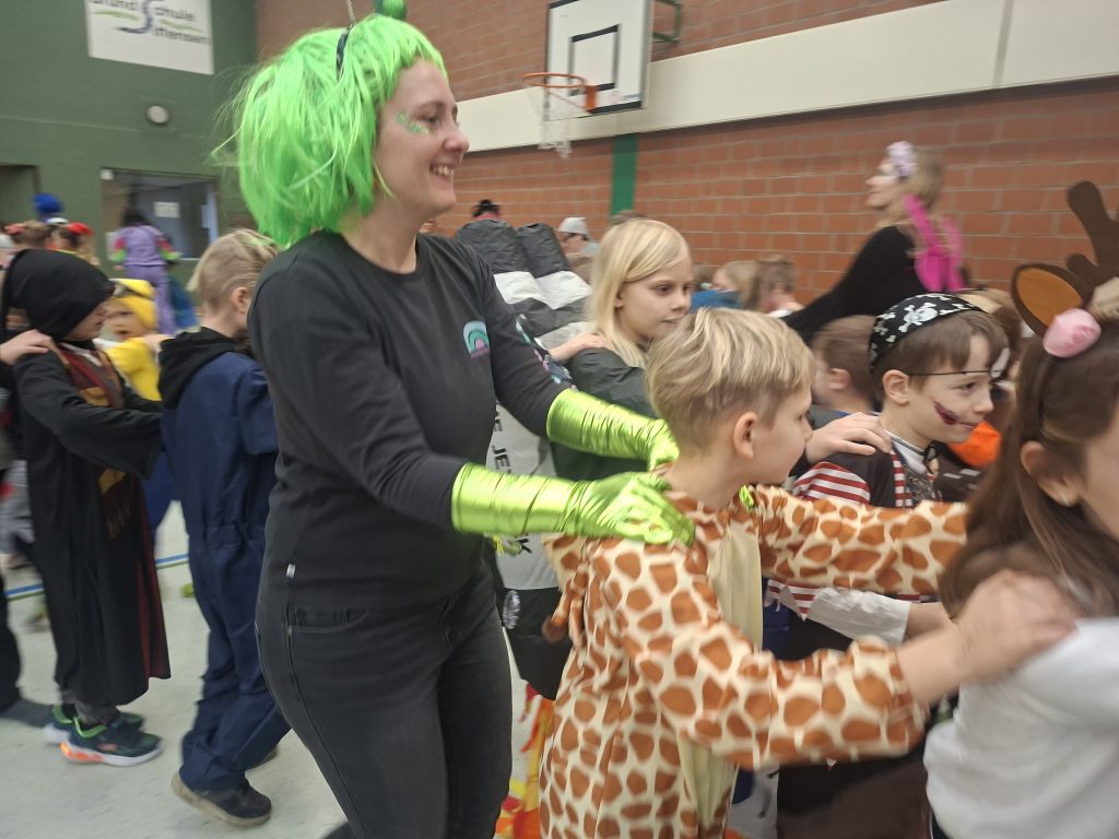 Lustige und schaurige Masken, verrückte Perücken und fantasievolle Kostüme - Kinder und Schulteam haben Spaß beim Winterfest 20260213 092655