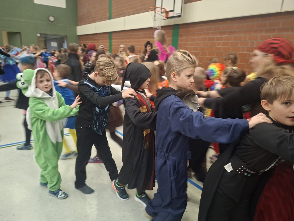 Lustige und schaurige Masken, verrückte Perücken und fantasievolle Kostüme - Kinder und Schulteam haben Spaß beim Winterfest 20260213 092658