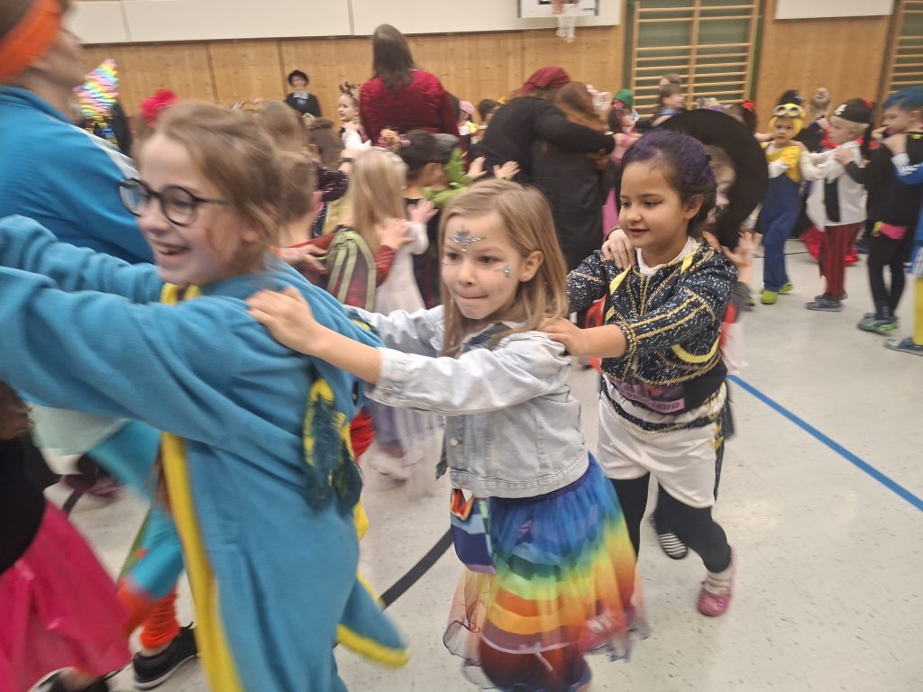 Lustige und schaurige Masken, verrückte Perücken und fantasievolle Kostüme - Kinder und Schulteam haben Spaß beim Winterfest 20260213 092706