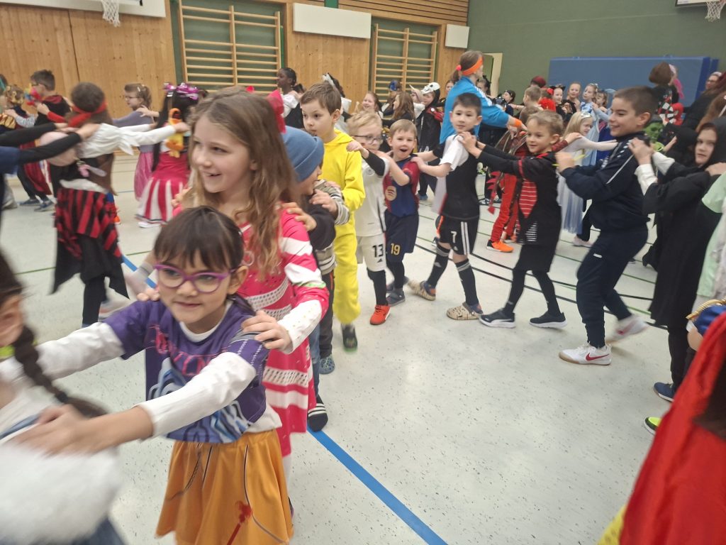 Lustige und schaurige Masken, verrückte Perücken und fantasievolle Kostüme - Kinder und Schulteam haben Spaß beim Winterfest 20260213 092716