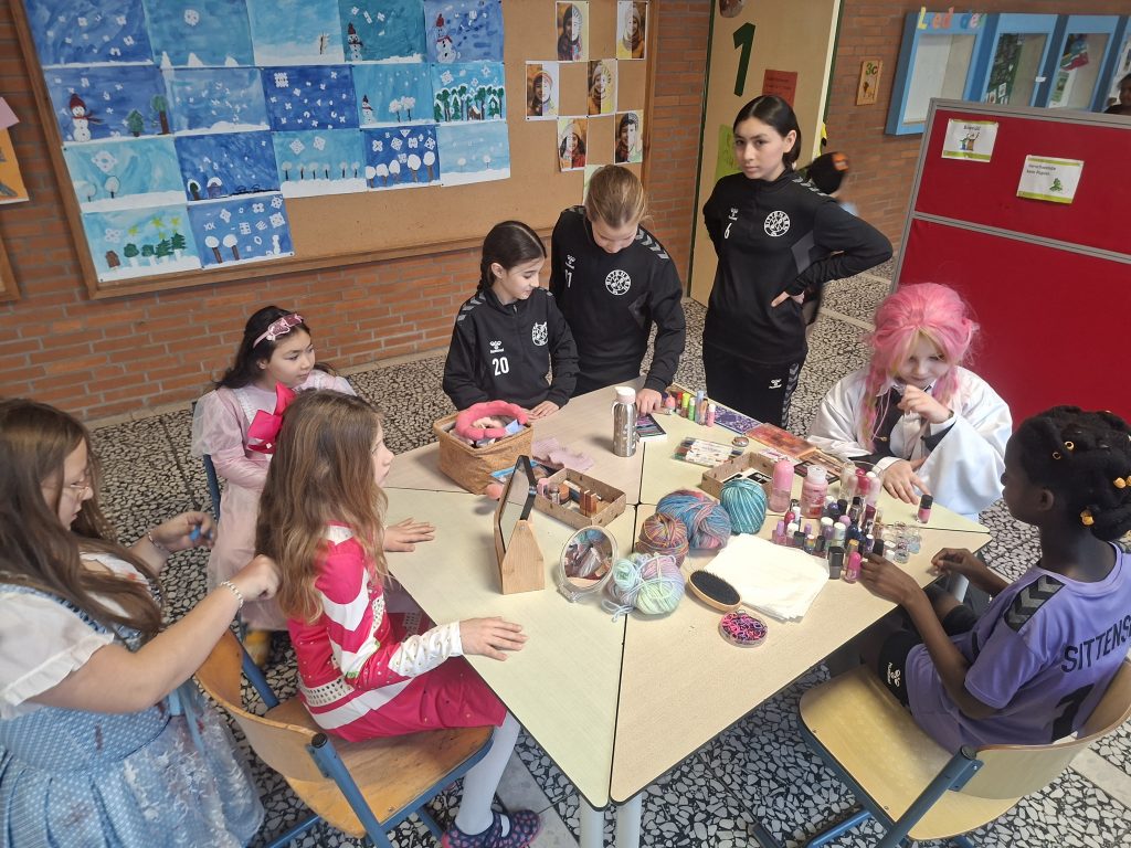 Lustige und schaurige Masken, verrückte Perücken und fantasievolle Kostüme - Kinder und Schulteam haben Spaß beim Winterfest 20260213 093602