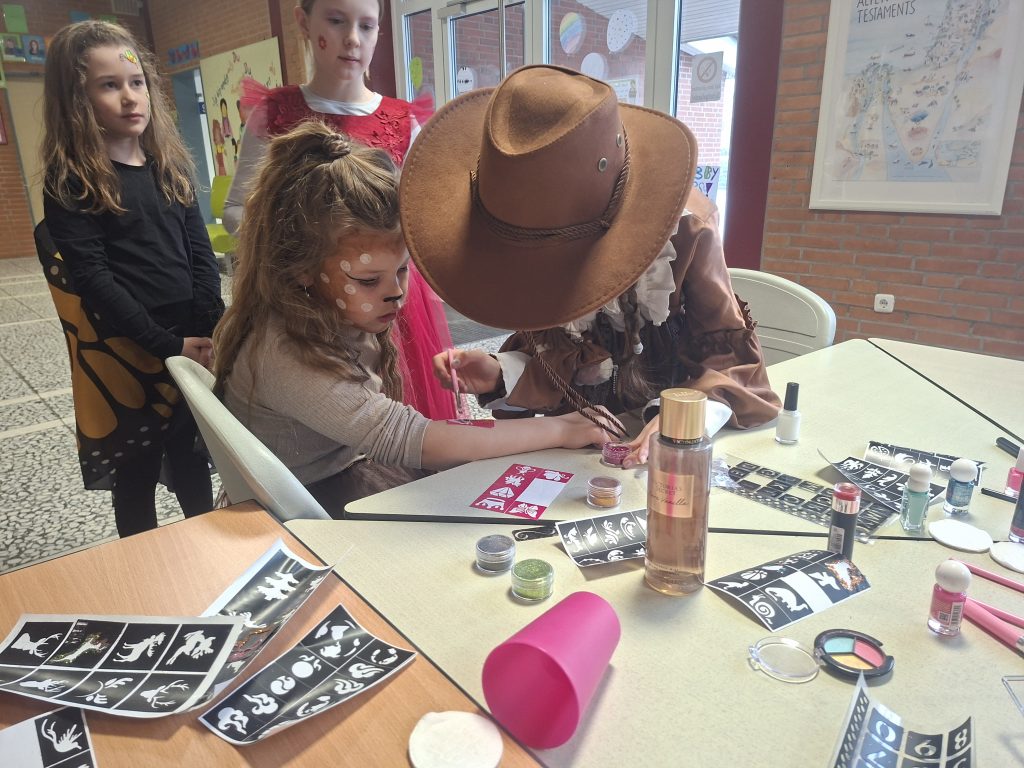 Lustige und schaurige Masken, verrückte Perücken und fantasievolle Kostüme - Kinder und Schulteam haben Spaß beim Winterfest 20260213 093632