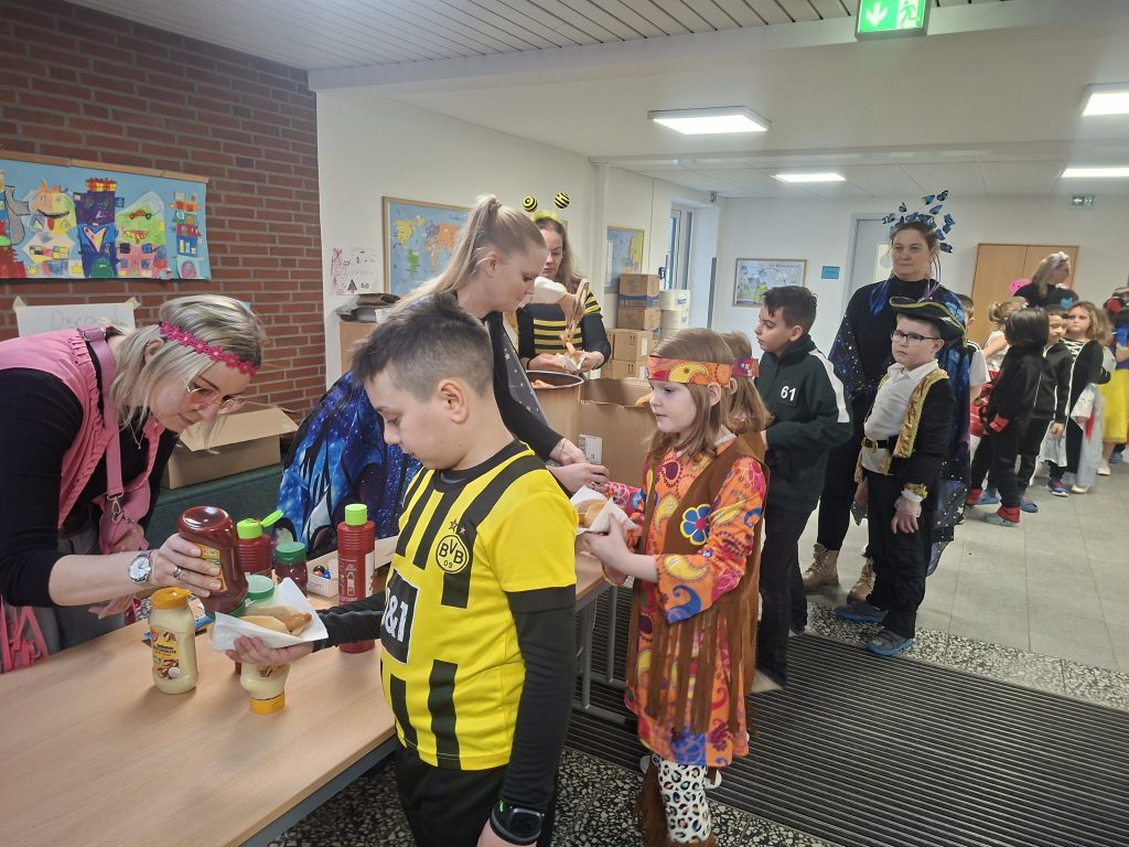 Lustige und schaurige Masken, verrückte Perücken und fantasievolle Kostüme - Kinder und Schulteam haben Spaß beim Winterfest 20260213 093748