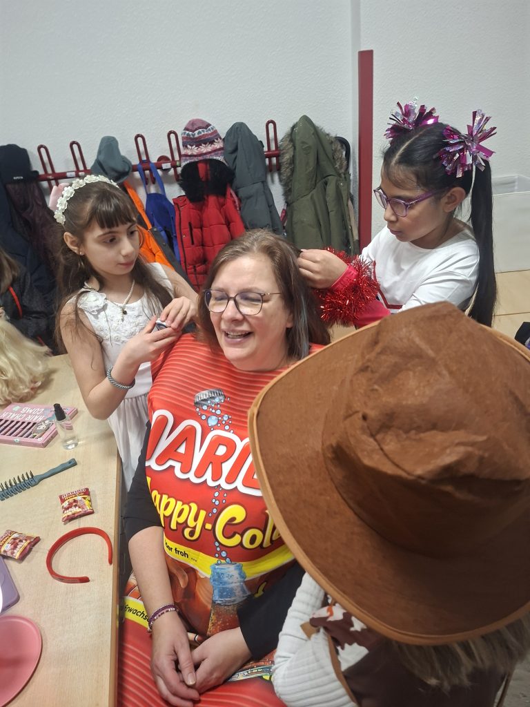 Lustige und schaurige Masken, verrückte Perücken und fantasievolle Kostüme - Kinder und Schulteam haben Spaß beim Winterfest 20260213 093801