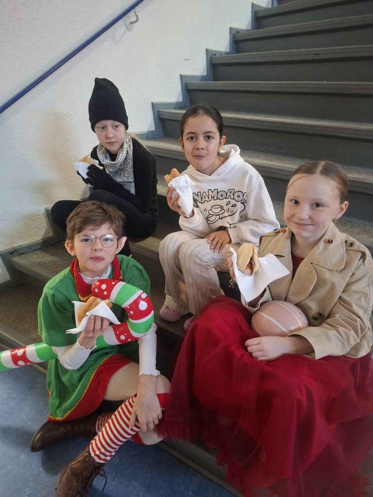 Lustige und schaurige Masken, verrückte Perücken und fantasievolle Kostüme - Kinder und Schulteam haben Spaß beim Winterfest 20260213 093900