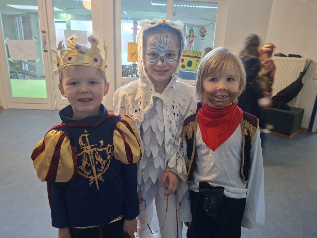 Lustige und schaurige Masken, verrückte Perücken und fantasievolle Kostüme - Kinder und Schulteam haben Spaß beim Winterfest 20260213 093917