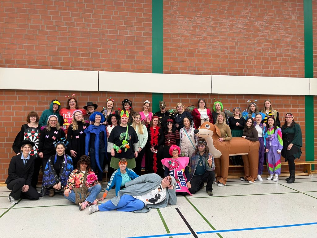 Lustige und schaurige Masken, verrückte Perücken und fantasievolle Kostüme - Kinder und Schulteam haben Spaß beim Winterfest img 20260213 wa0001