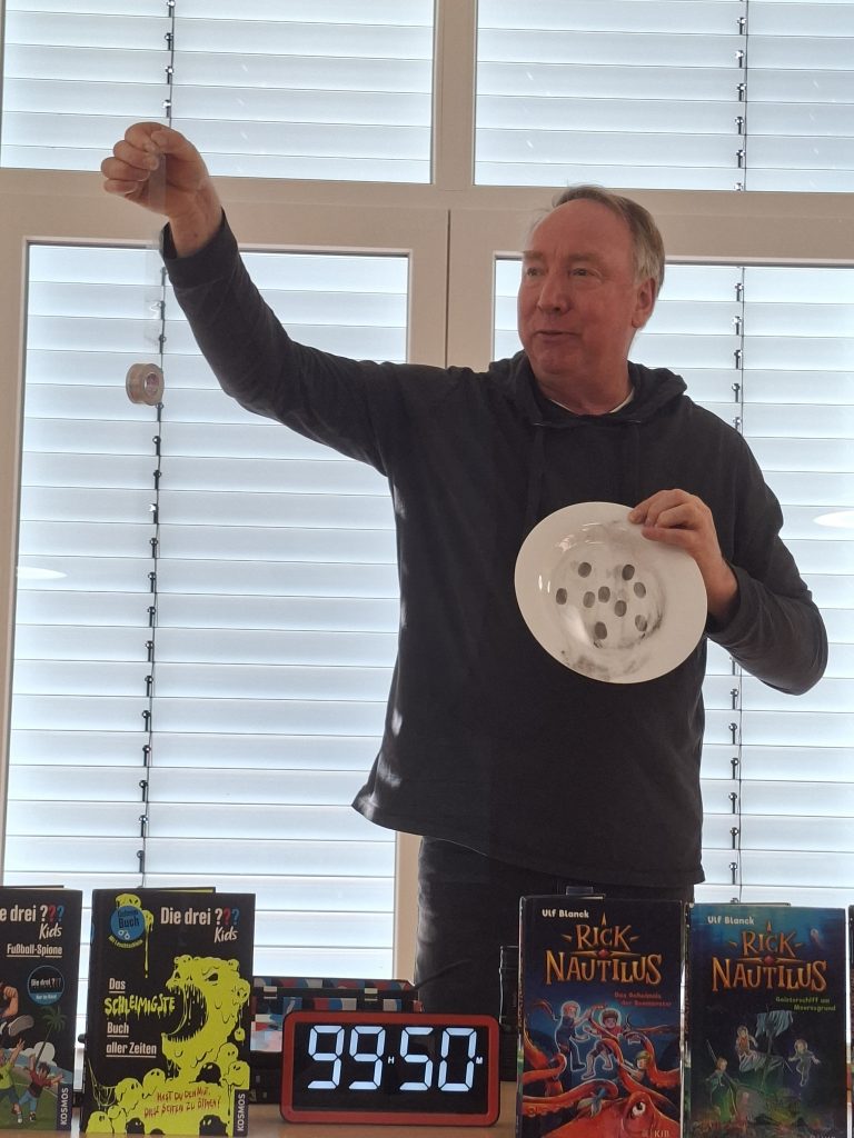 Autor Ulf Blanck lehrt das kleine 1x1 der Detektivarbeit und präsentiert Jubiläumsband der beliebten „Die drei ???-Kids“-Reihe 20260310 105821