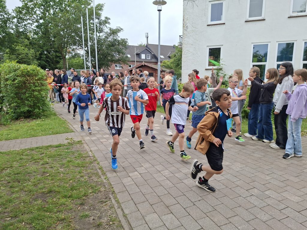 Volle Motivation beim Sponsorenlauf der 1. und 2. Klassen 20260612 090323