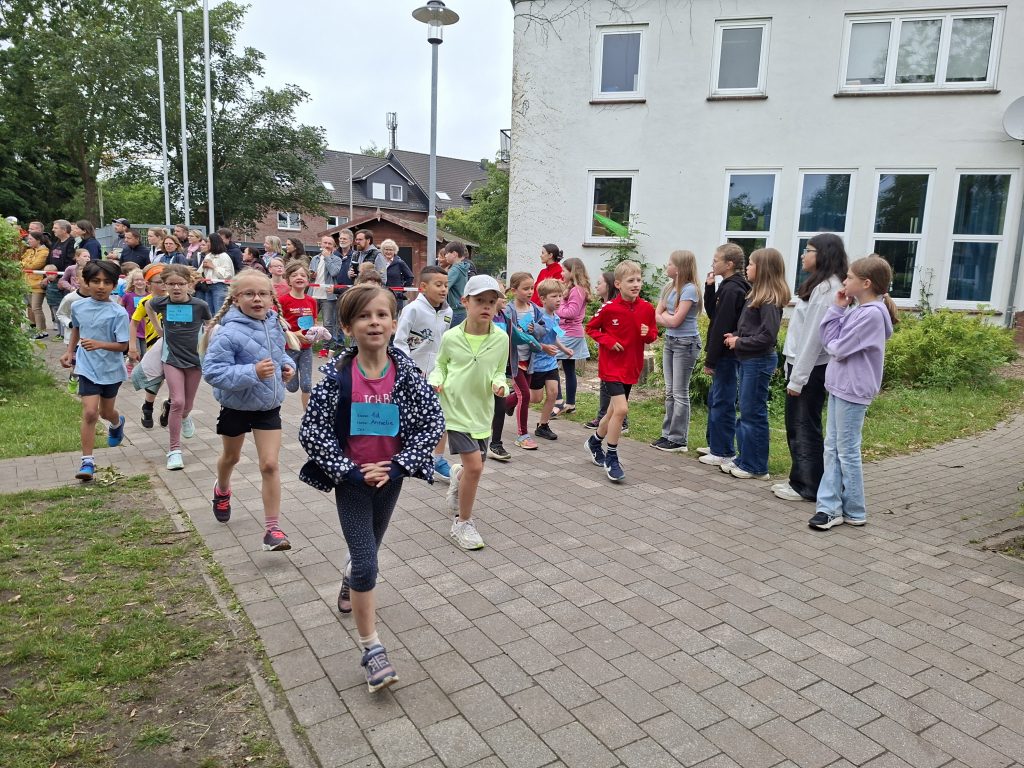 Volle Motivation beim Sponsorenlauf der 1. und 2. Klassen 20260612 090346