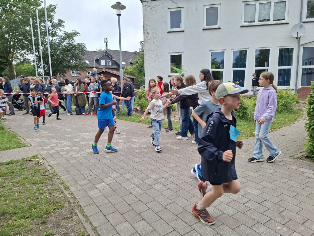 Volle Motivation beim Sponsorenlauf der 1. und 2. Klassen 20260612 090822